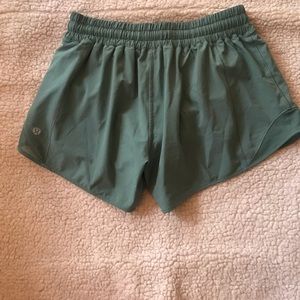 Lululemon hotty hot shorts (4 inch inseam)